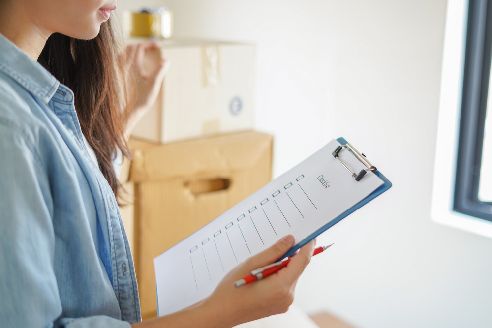 Asianwomancheckingandpackingthecartonboxprepareto 2 How Do I Choose The Right Warehouse For My Relocation